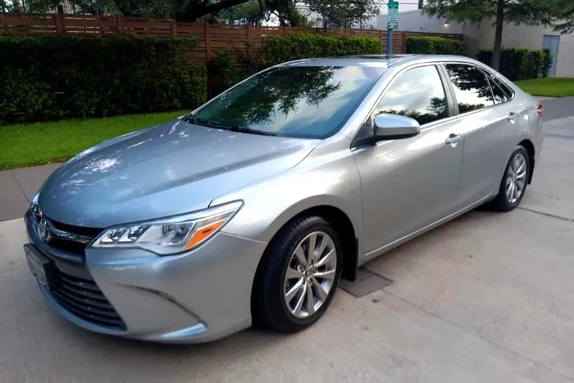 2015 Toyota Camry XLE photo 1