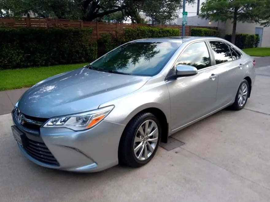 2015 Toyota Camry XLE photo 1