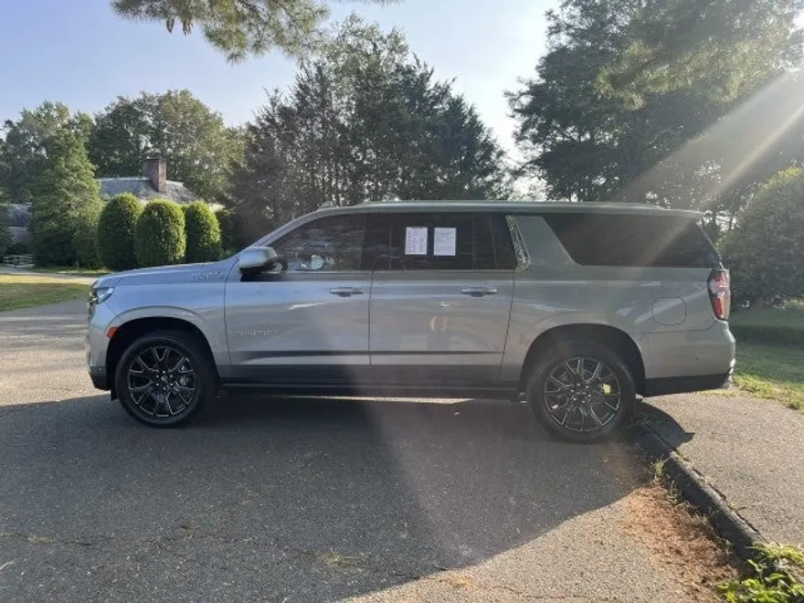 2024 Chevrolet Suburban High Country photo 1