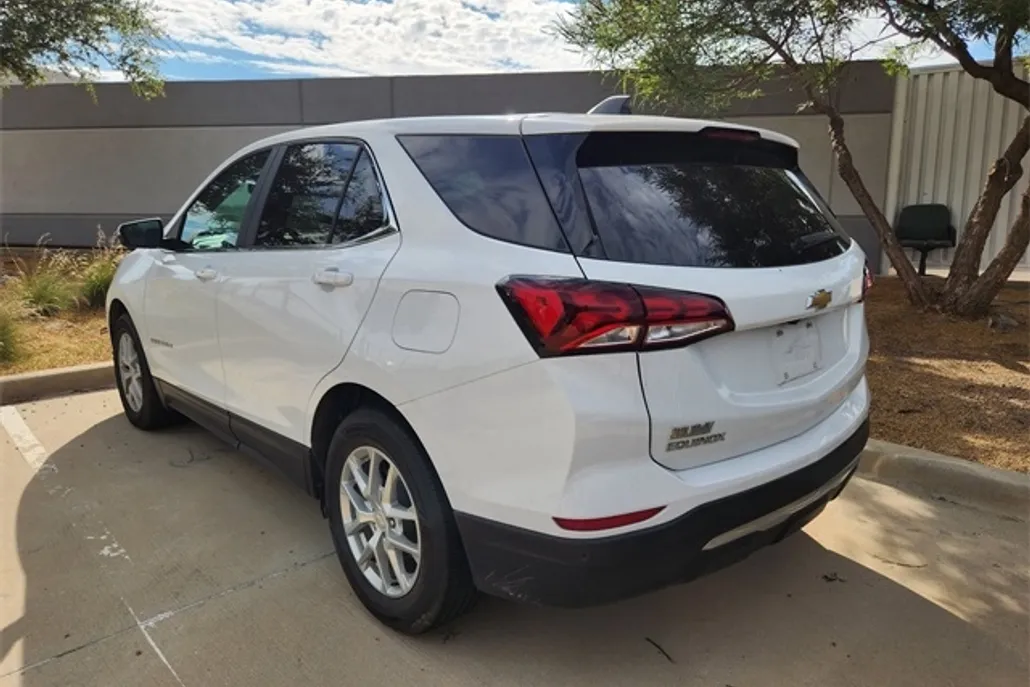 2022 Chevrolet Equinox LT photo 1