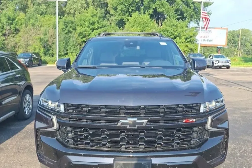 2024 Chevrolet Suburban Z71 photo 1