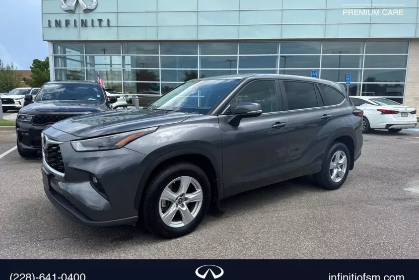 2024 Toyota Highlander LE photo 1