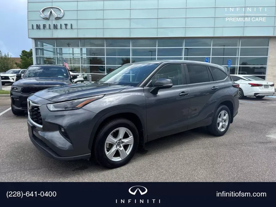 2024 Toyota Highlander LE photo 1