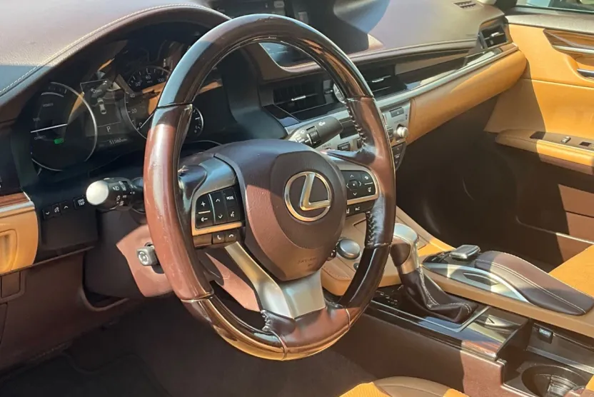 2016 Lexus ES 300h photo 1