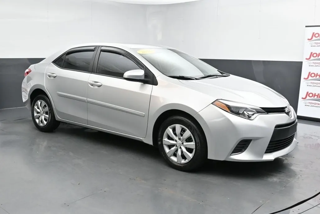 2016 Toyota Corolla LE photo 1