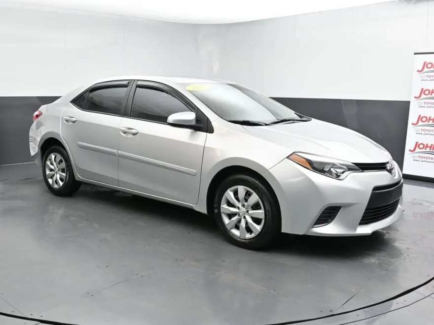 2016 Toyota Corolla LE photo 1