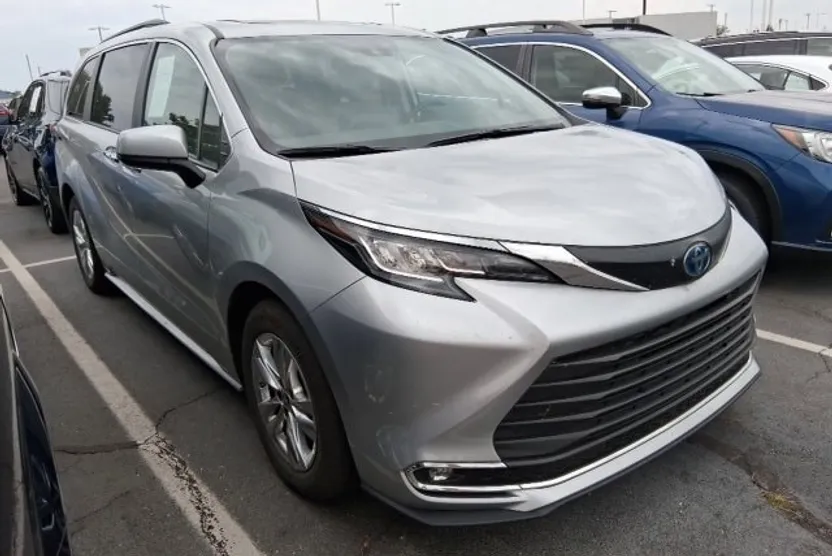 2022 Toyota Sienna XLE photo 1