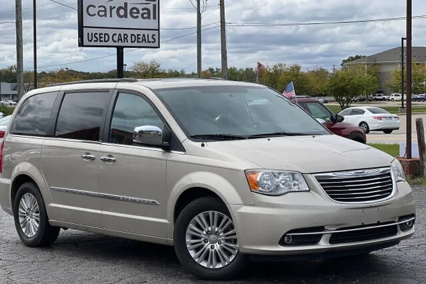 2013 Chrysler Town & Country photo 1