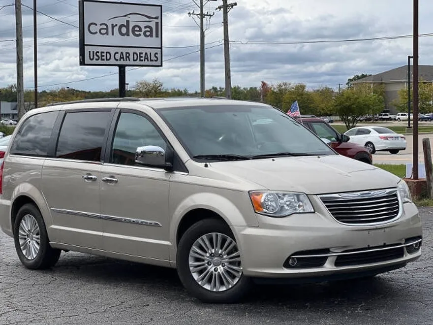 2013 Chrysler Town & Country photo 1
