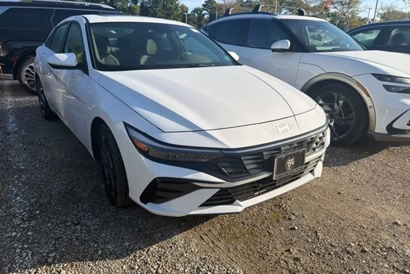 2024 Hyundai Elantra SEL photo 1