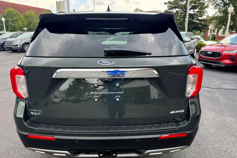 2023 Ford Explorer XLT photo 1