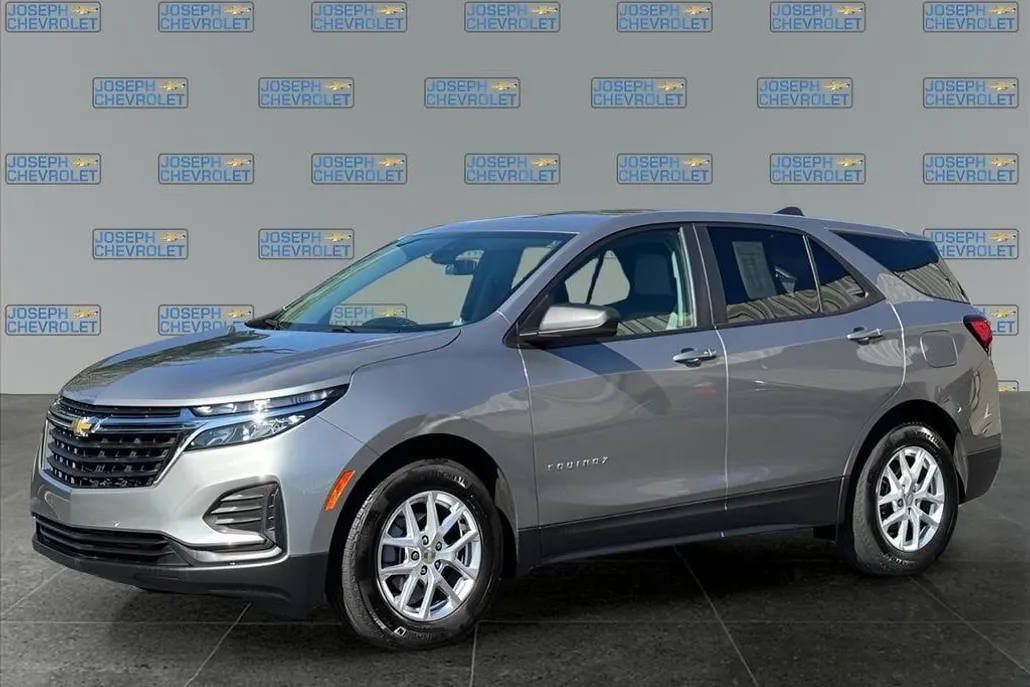 2023 Chevrolet Equinox LS photo 1