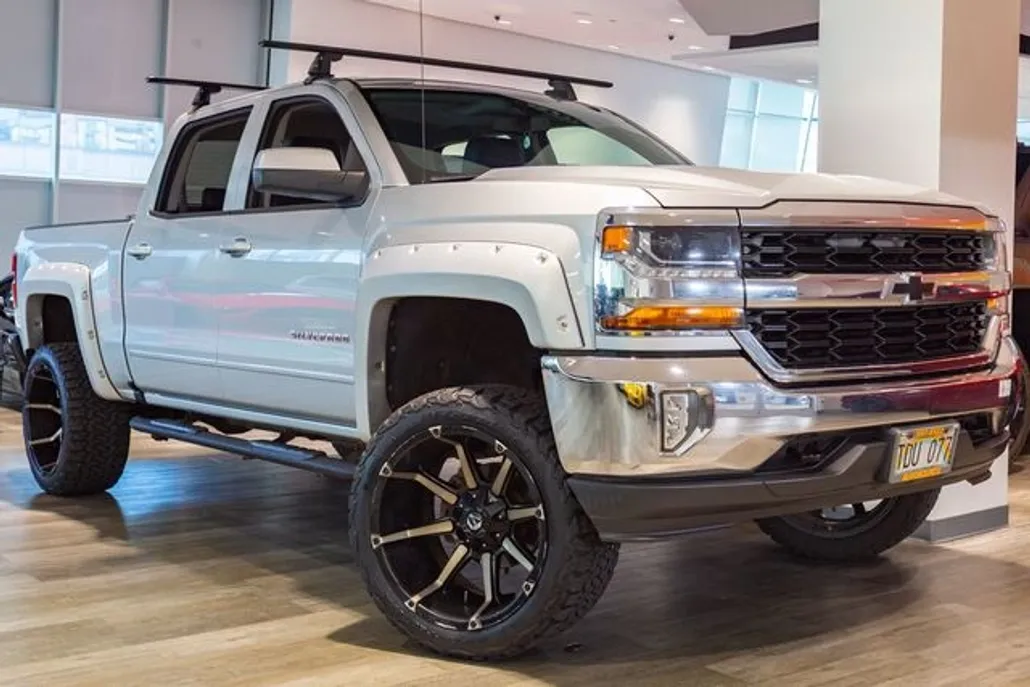 2017 Chevrolet Silverado 1500 LT photo 1