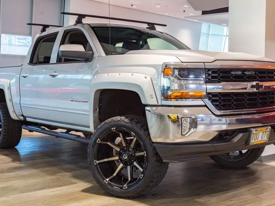 2017 Chevrolet Silverado 1500 LT photo 1