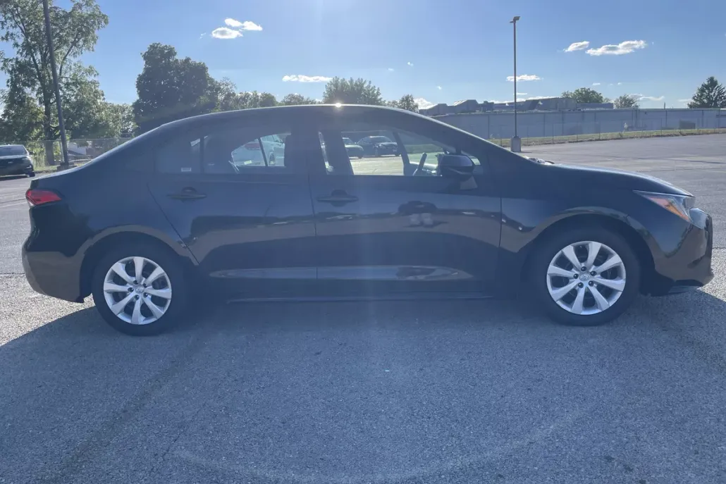 2023 Toyota Corolla LE photo 1