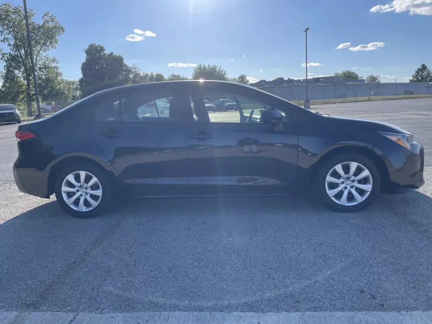 2023 Toyota Corolla LE photo 1