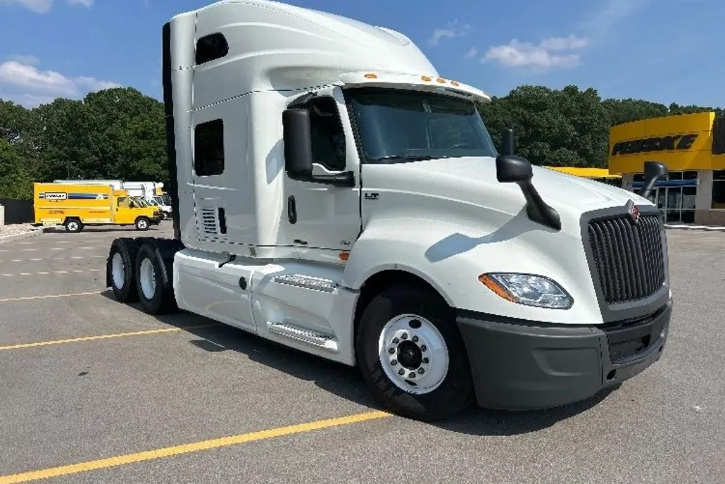 2022 International LT625 LT photo 1