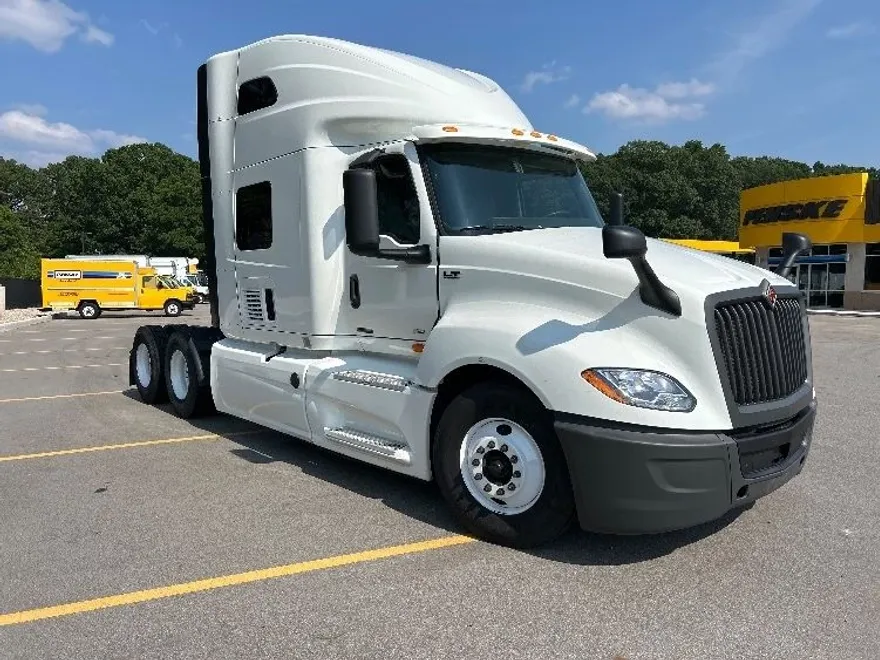 2022 International LT625 LT photo 1