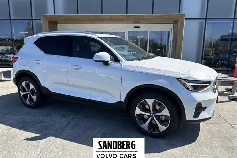 2025 Volvo XC40 Core photo 1