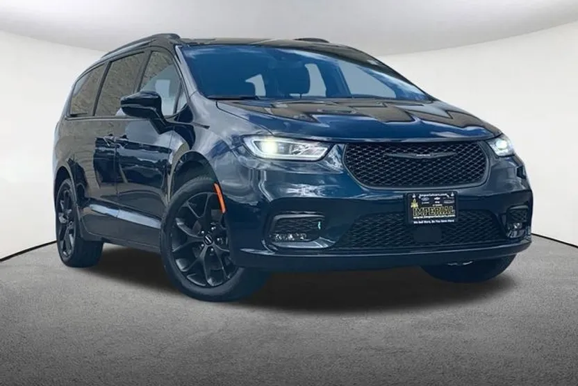 2024 Chrysler Pacifica Limited photo 1