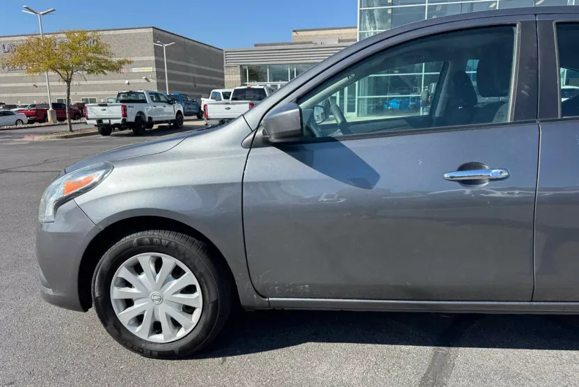 2018 Nissan Versa SV photo 1