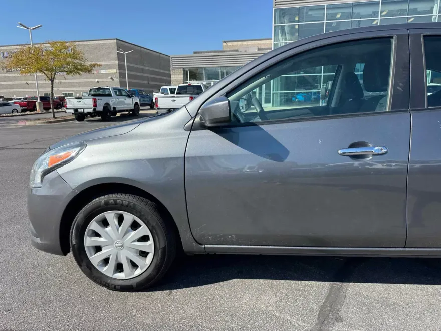 2018 Nissan Versa SV photo 1