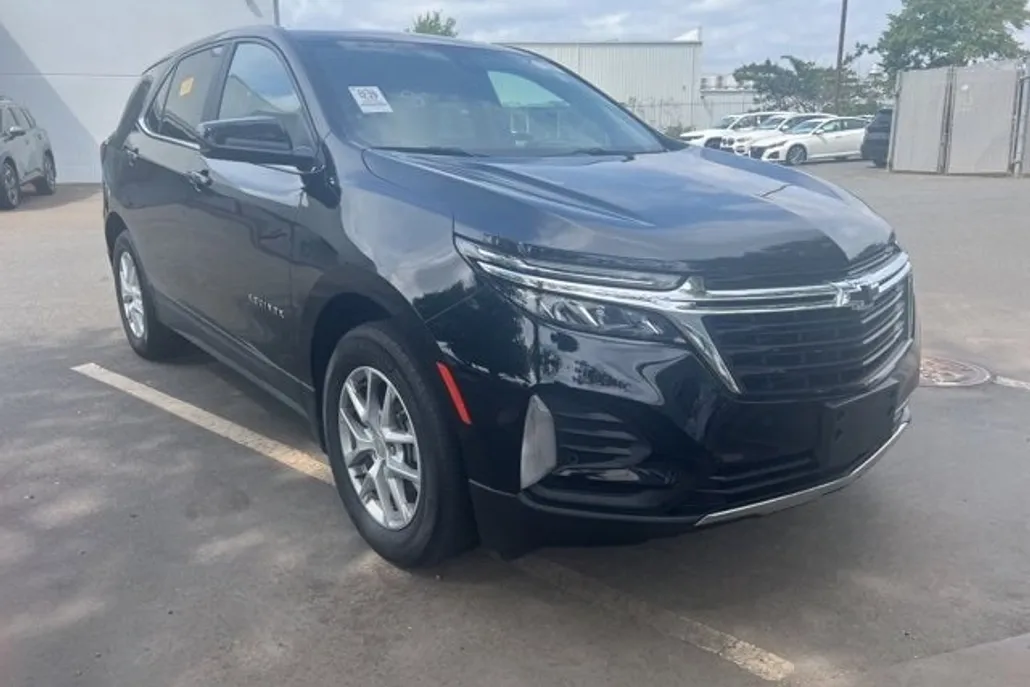 2023 Chevrolet Equinox LT photo 1