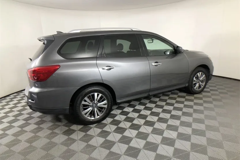 2019 Nissan Pathfinder SL photo 1