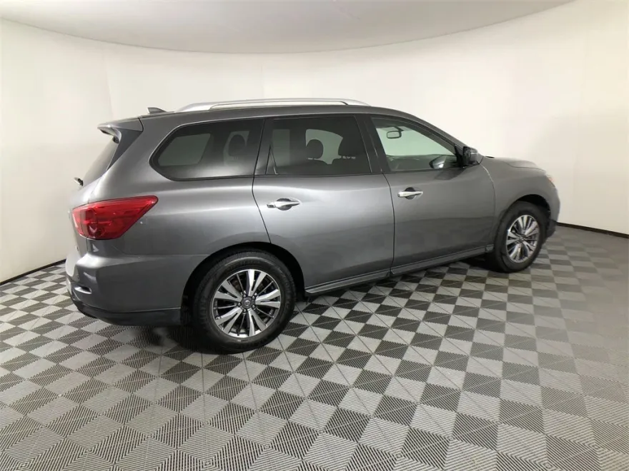 2019 Nissan Pathfinder SL photo 1