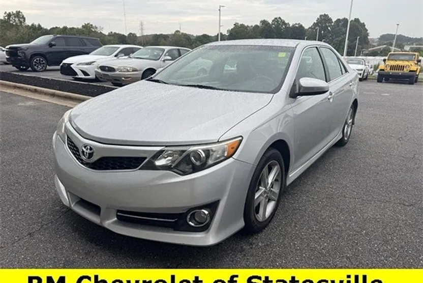 2014 Toyota Camry SE photo 1
