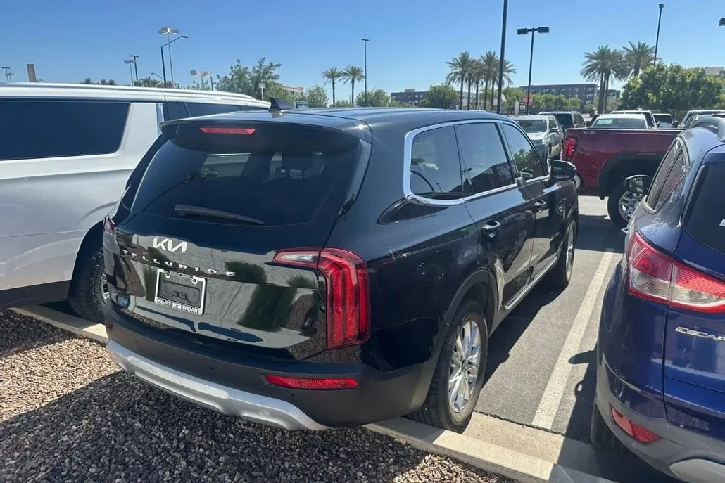2022 Kia Telluride LX photo 1