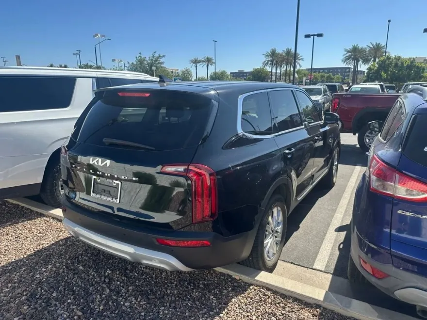 2022 Kia Telluride LX photo 1