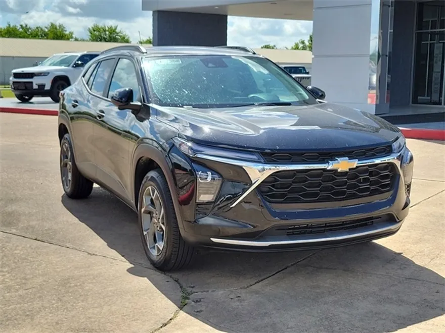 2025 Chevrolet Trax LT photo 1