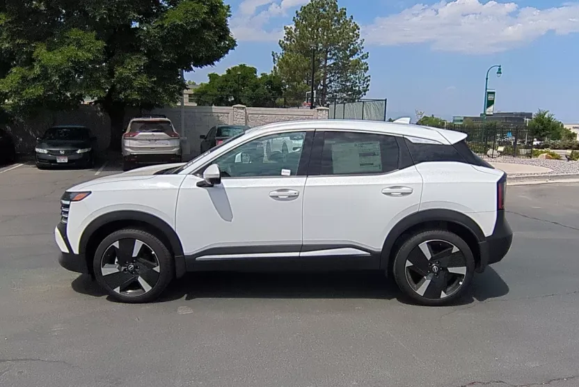 2025 Nissan Kicks SR photo 1
