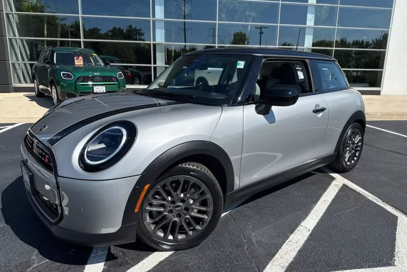 2025 Mini Cooper 2 Door Hardtop Iconic photo 1