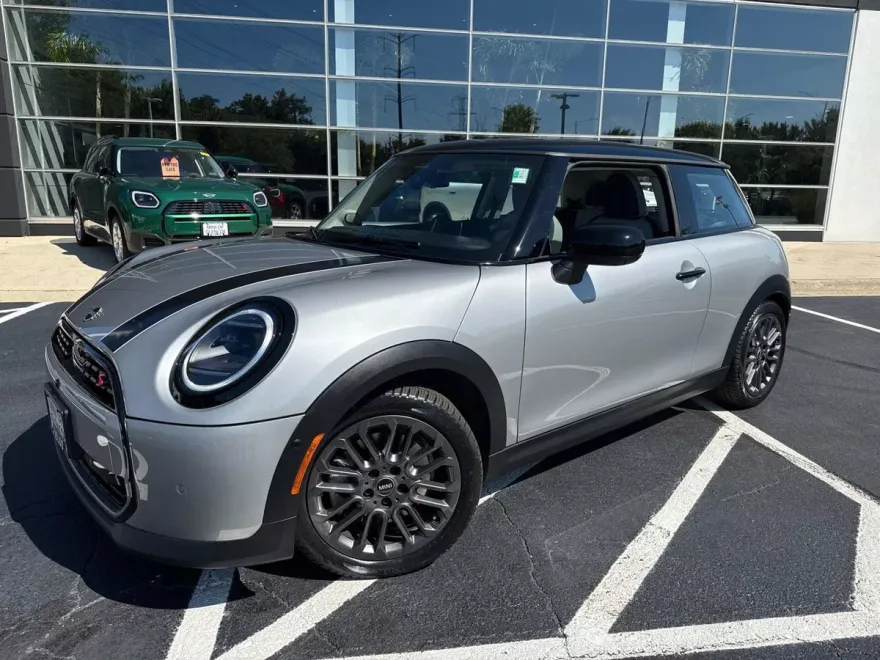 2025 Mini Cooper 2 Door Hardtop Iconic photo 1