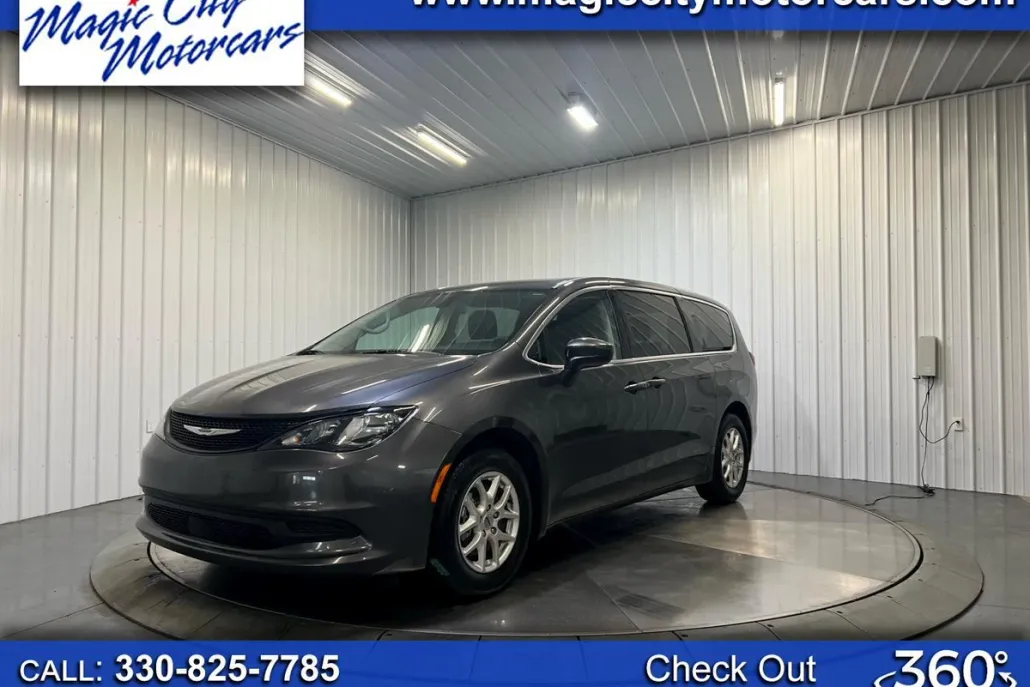 2022 Chrysler Voyager LX photo 1