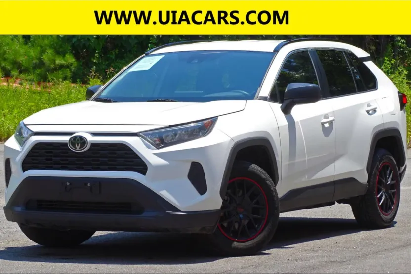 2021 Toyota RAV4 LE photo 1