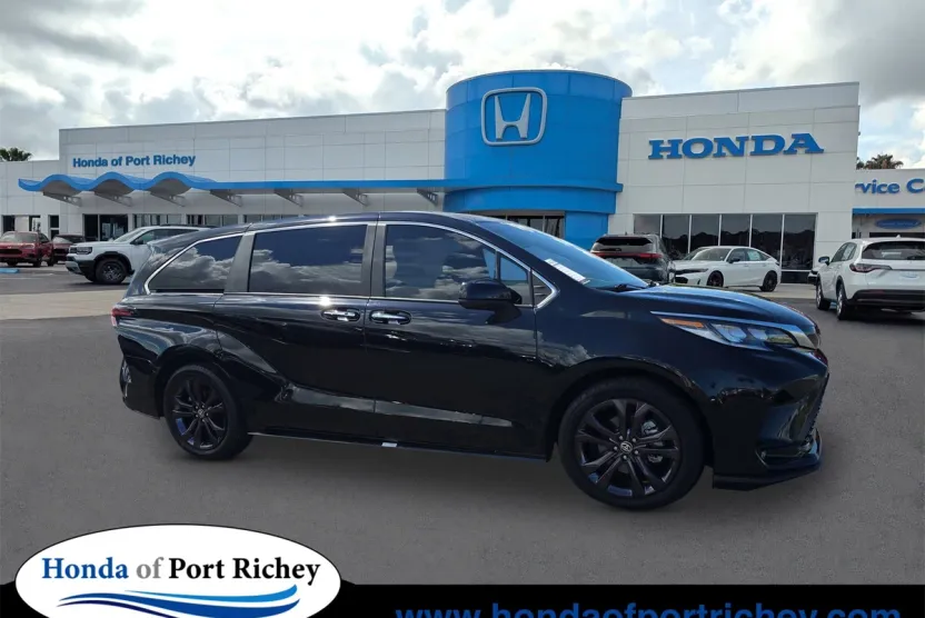 2024 Toyota Sienna XSE photo 1