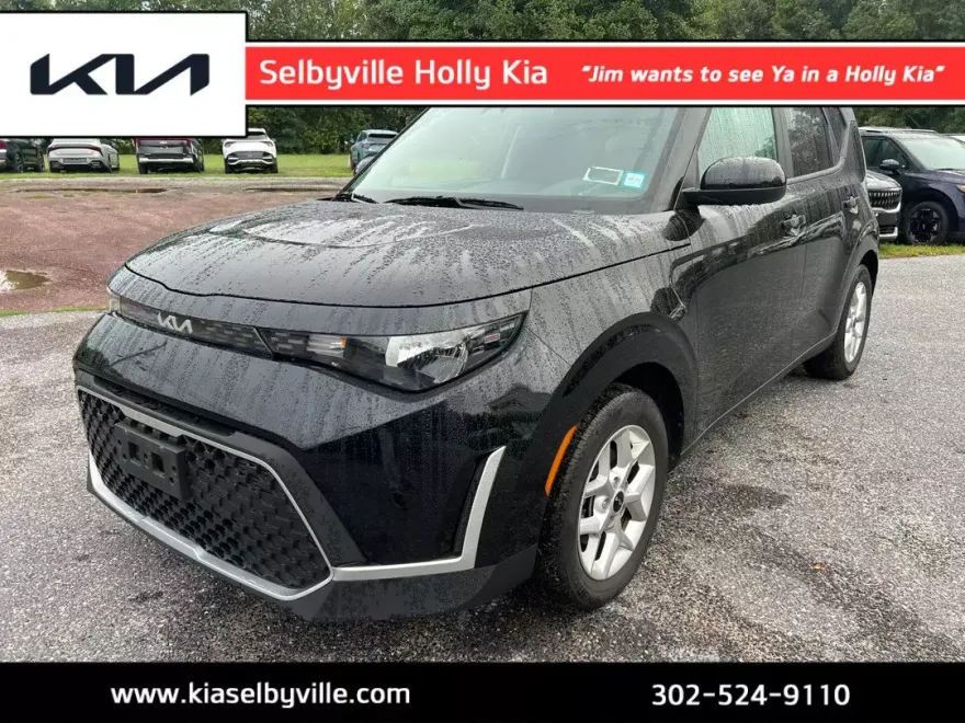 2023 Kia Soul LX photo 1