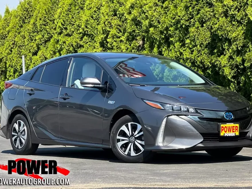 2017 Toyota Prius Prime Plus photo 1