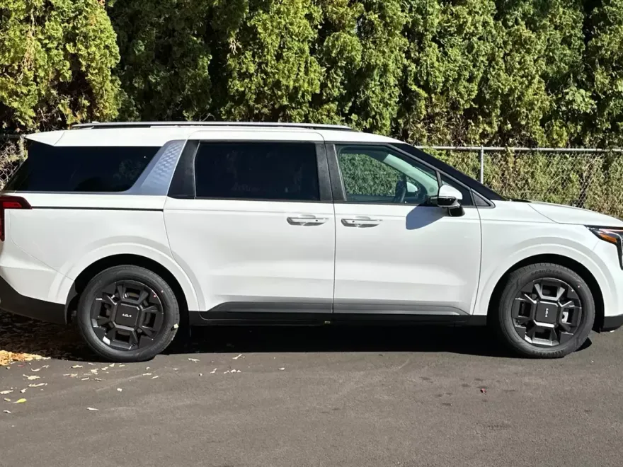 2026 Kia Carnival EX photo 1