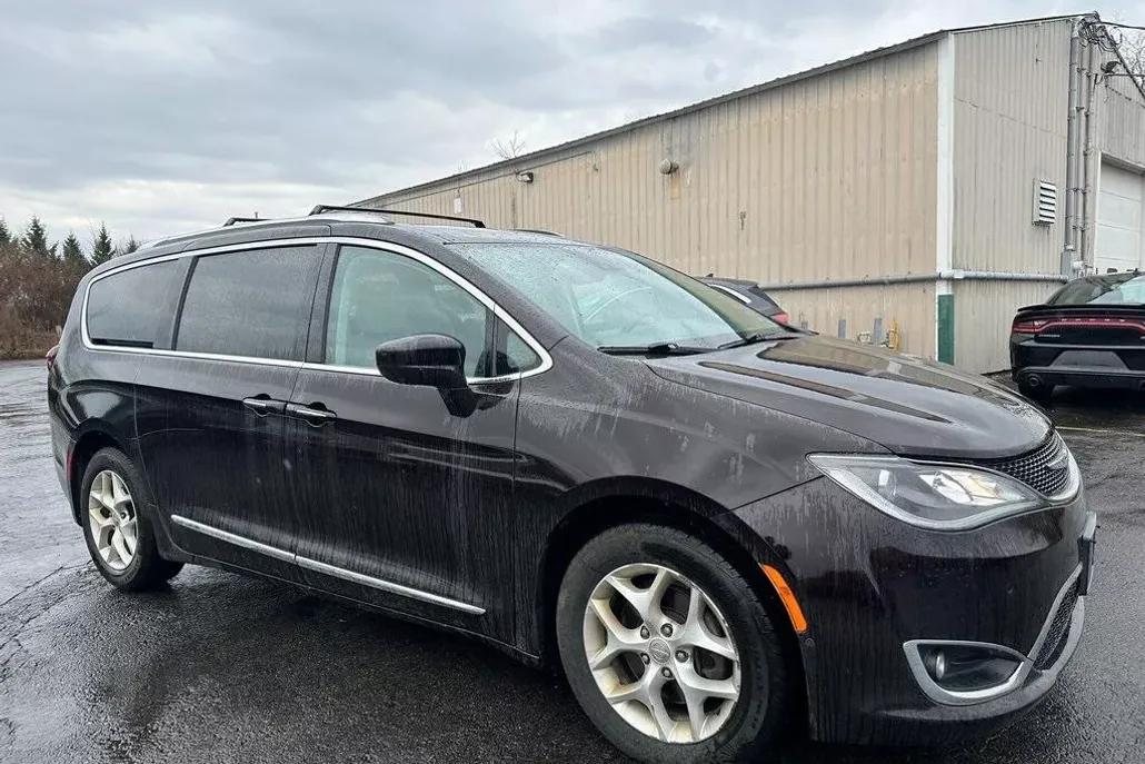 2017 Chrysler Pacifica Touring Plus photo 1