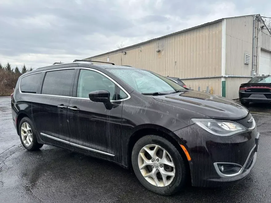 2017 Chrysler Pacifica Touring Plus photo 1
