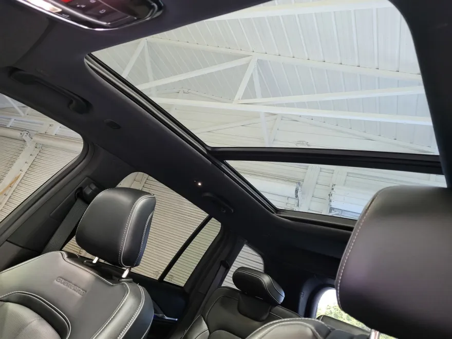 2023 Jeep Grand Cherokee Overland photo 1