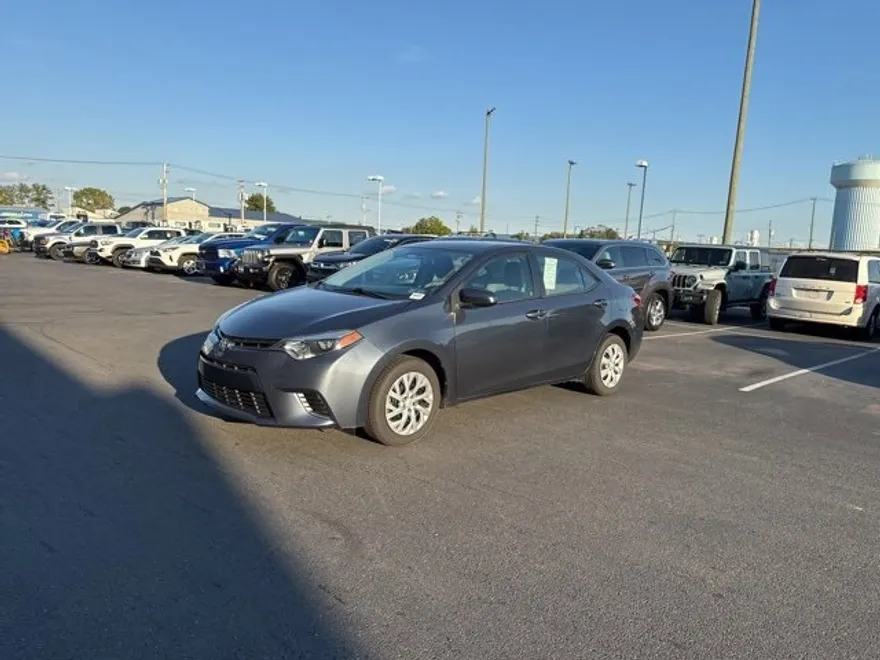 2016 Toyota Corolla LE photo 1