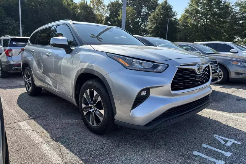 2020 Toyota Highlander XLE photo 1
