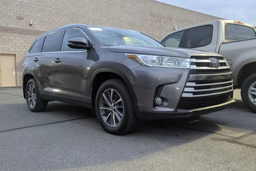 2019 Toyota Highlander XLE photo 1