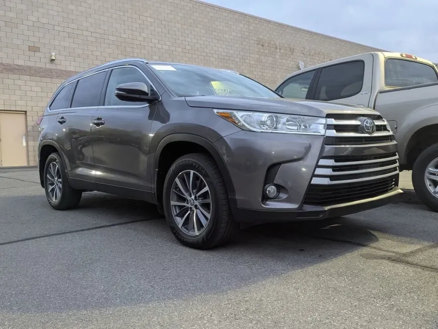 2019 Toyota Highlander XLE photo 1
