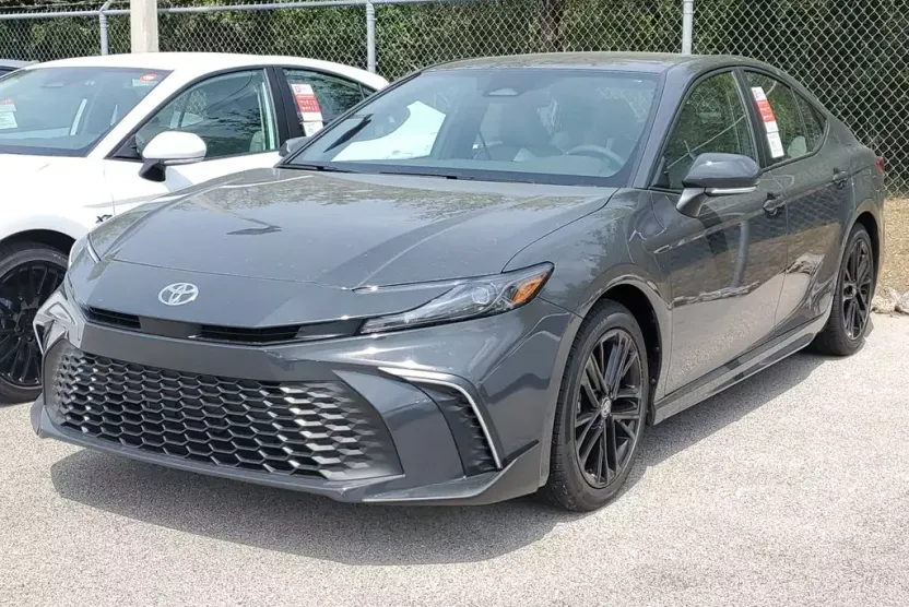 2025 Toyota Camry SE photo 1